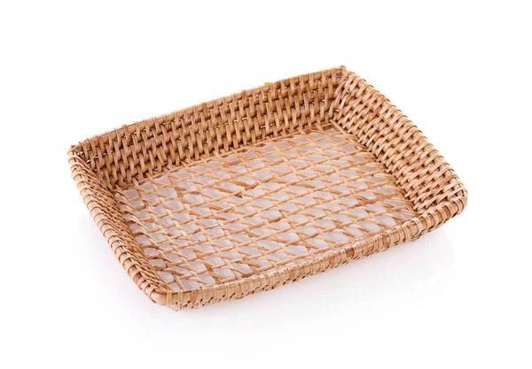 Vintage cesta de mimbre tejido aislado sobre fondo blanco — Foto de Stock