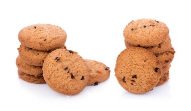 Beyaz arka planda çikolatalı kurabiye.