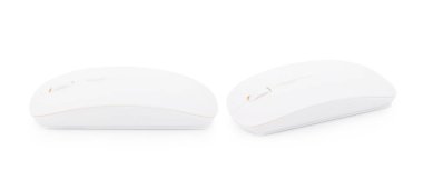 Beyaz arkaplanda beyaz kablosuz fare