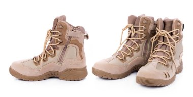 Beyaz arka plan üzerinde izole kahverengi savaş botları