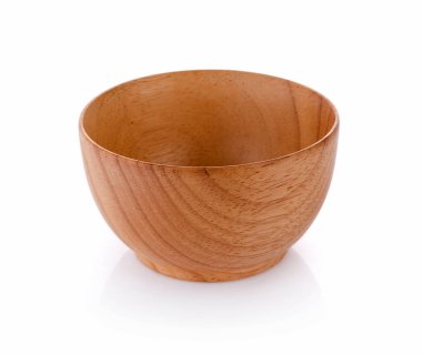 Tahta kase beyaz arka planda izole edilmiş.