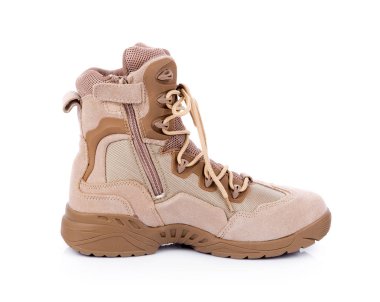 Beyaz arka plan üzerinde izole kahverengi savaş botları