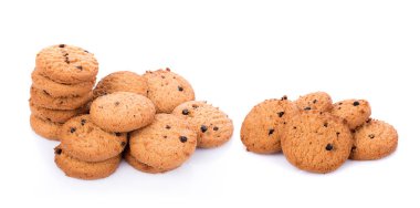 Beyaz arka planda çikolatalı kurabiye.