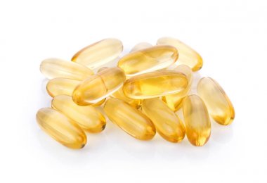 Beyaz arka planda balık yağı hapı