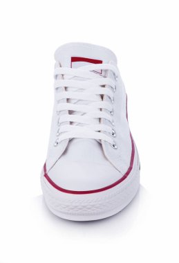 Beyaz arka plan üzerinde izole klasik beyaz spor ayakkabı