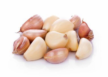 Beyaz arkaplanda sarımsak izole edilmiş.