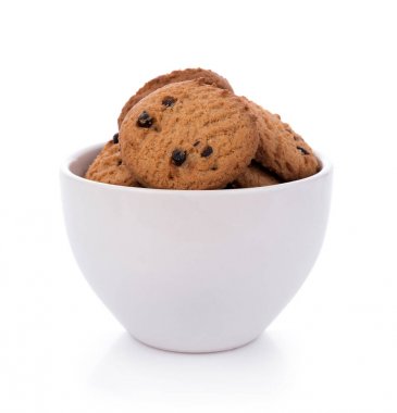 Beyaz arka planda çikolata parçacıklı kurabiye.