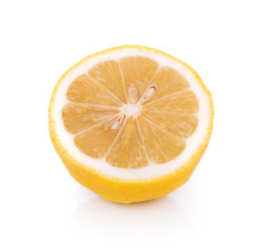 Beyaz arkaplanda taze limon izole edildi