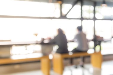 İnsanlarla restoranın bulanık arkaplanı