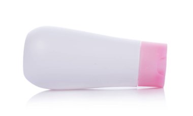 Beyaz arka plan üzerinde beyaz plastik şişe