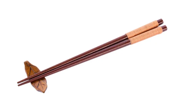 白い背景の上の箸の木製ペア — ストック写真