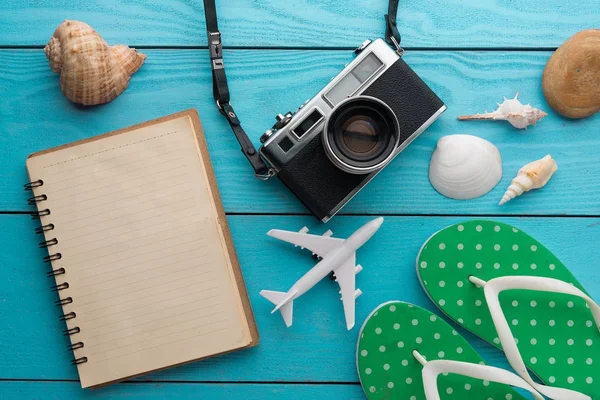 Fondo de vacaciones de verano, Viajes y artículos de vacaciones en madera t — Foto de Stock