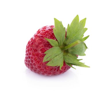 Beyaz arka plan üzerinde izole tatlı çilek