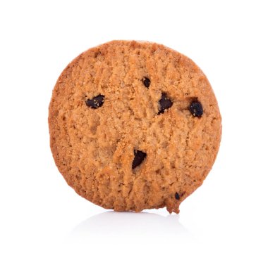 Beyaz arka planda çikolatalı kurabiye.