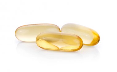 Beyaz arka planda balık yağı hapı