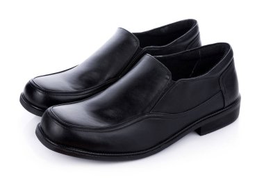 Siyah deri ayakkabılar beyaz arkaplanda izole.