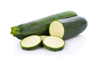 Beyaz arka plan üzerinde izole yeşil kabak sebze