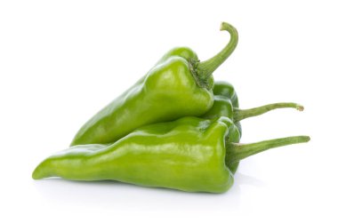 Beyaz arka planda kırmızı biber