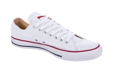 Beyaz arka plan üzerinde izole klasik beyaz spor ayakkabı