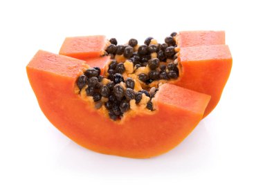 Papaya beyaz arka planda izole edilmiş