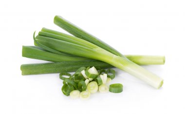 Beyaz arkaplanda Yeşil Japon Bunching Onion