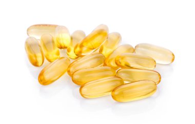 Beyaz arka planda balık yağı hapı