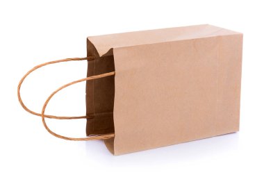 beyaz zemin üzerinde kahverengi kağıt torba