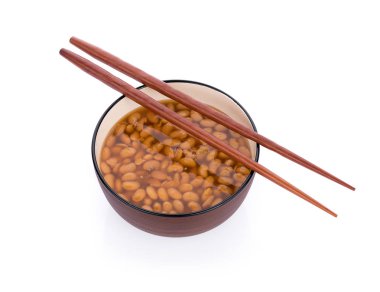 kase soya fasulyesi yapıştırın beyaz arka plan üzerinde