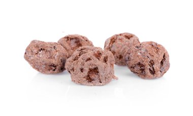 Beyaz arkaplanda tuzlanmış erik