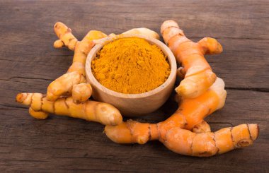 ahşap arka plan üzerinde taze zerdeçal kökü