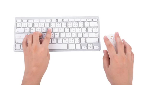 Жінка друкує на клавіатурі з мишкою на білому — стокове фото
