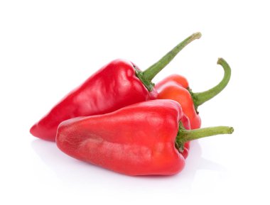 Beyaz arka planda kırmızı biber