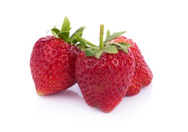 Beyaz arka plan üzerinde izole tatlı çilek