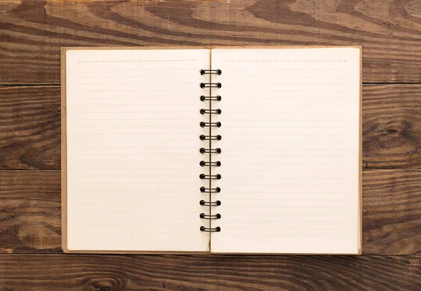 Notebook espiral realista em branco isolado em fundo de madeira — Fotografia de Stock