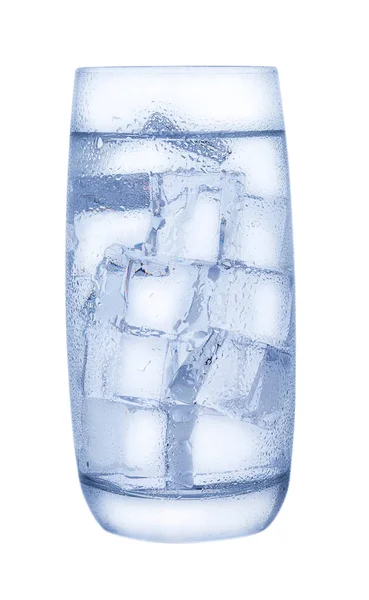 Beyaz zemin üzerinde buz küpleri olan bir bardak su. — Stok fotoğraf