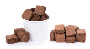 Beyaz arka plan üzerinde izole Çikolatalı gofret küpleri