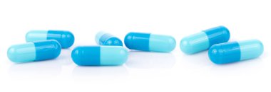 hap kapsülleri beyaz arkaplanda izole