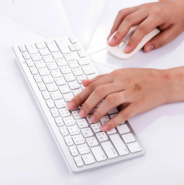 Женщина работает в домашнем офисе рука на клавиатуре на белой backgroun — стоковое фото