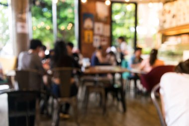 İnsanlarla restoranın bulanık arkaplanı