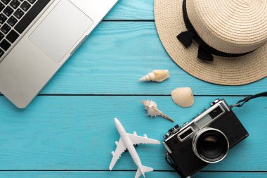 Yaz tatili geçmişi, tahta üzerinde seyahat ve tatil eşyaları