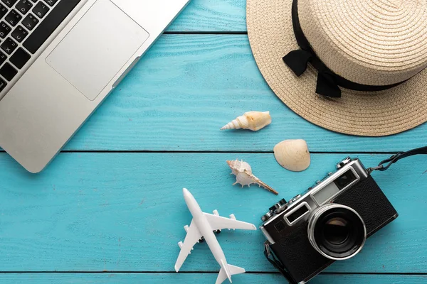 Sommerurlaub Hintergrund, Reise-und Urlaubsartikel auf Holz — Stockfoto