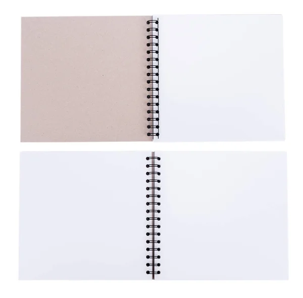 Порожній реалістичний спіральний блокнот і олівець ізольовані на білому фоні — стокове фото