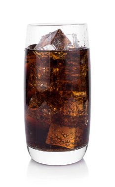 Cola cam beyaz arka plan üzerinde buz küpleri ile