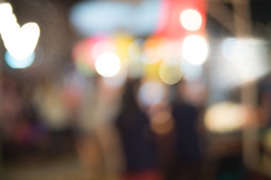 Gece festivalinde Bokeh ile yemek tezgahının soyut bulanık görüntüsü