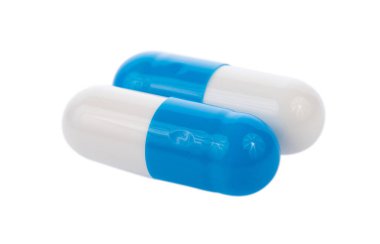 Beyaz arkaplanda mavi haplar izole edilmiş