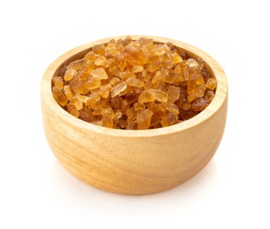 Kahverengi kaya şekeri beyaz arka planda kasede