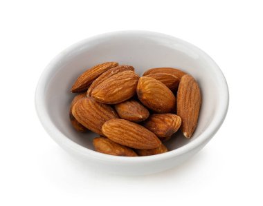 Beyaz arka planda izole edilmiş kaptaki bademler