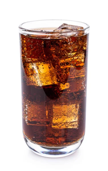 Cola im Glas mit Eiswürfeln auf weißem Hintergrund — Stockfoto