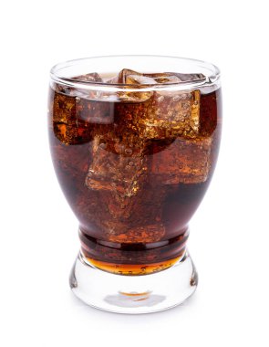Cola cam beyaz arka plan üzerinde buz küpleri ile
