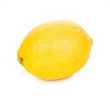 Beyaz arkaplanda taze limon izole edildi